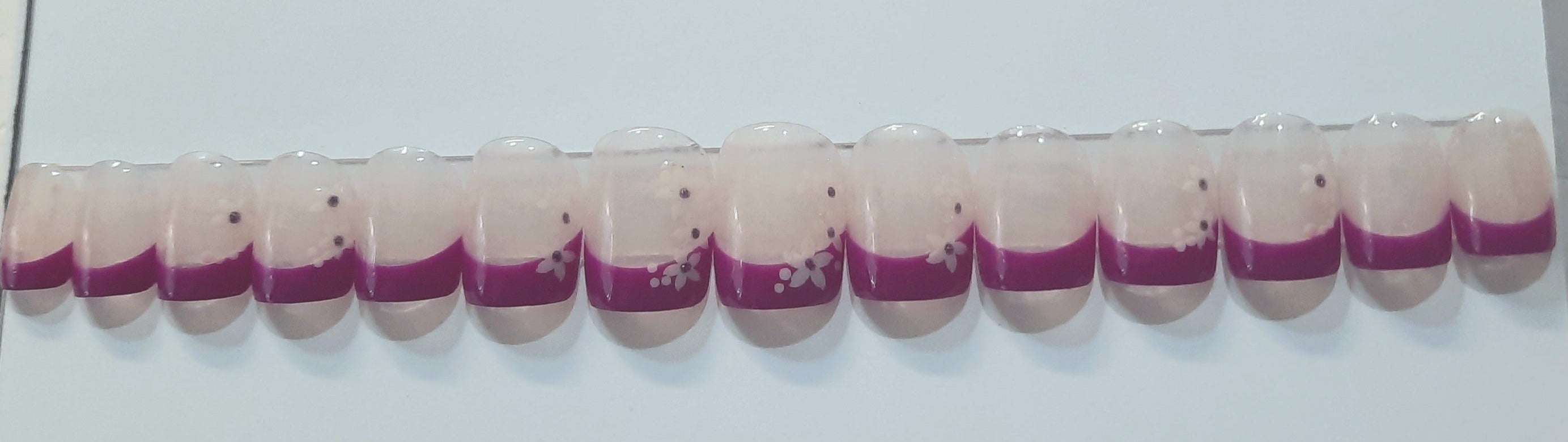 Designer Gel Press on Nails (24-26 Nails with Full Preparation Kit, Glue and Tabs)