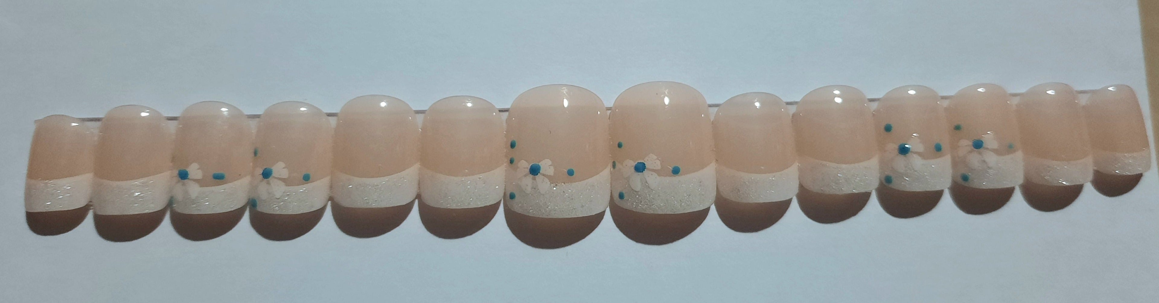 Designer Gel Press on Nails (24-26 Nails with Full Preparation Kit, Glue and Tabs)