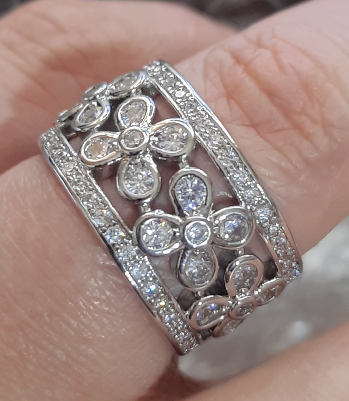 Rings Pure Titanium Flower inlaid Cut with Zirconia's