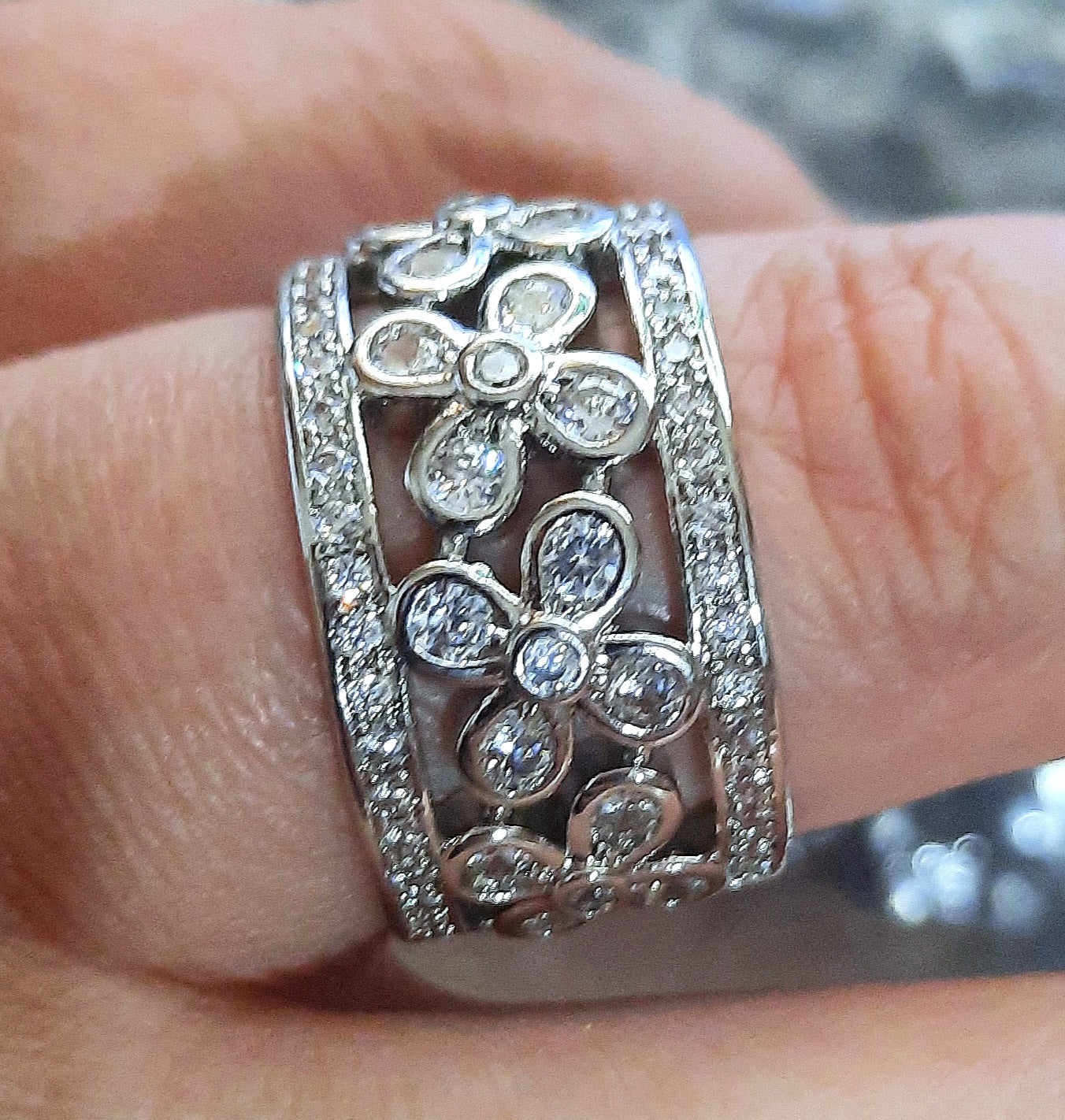 Rings Pure Titanium Flower inlaid Cut with Zirconia's