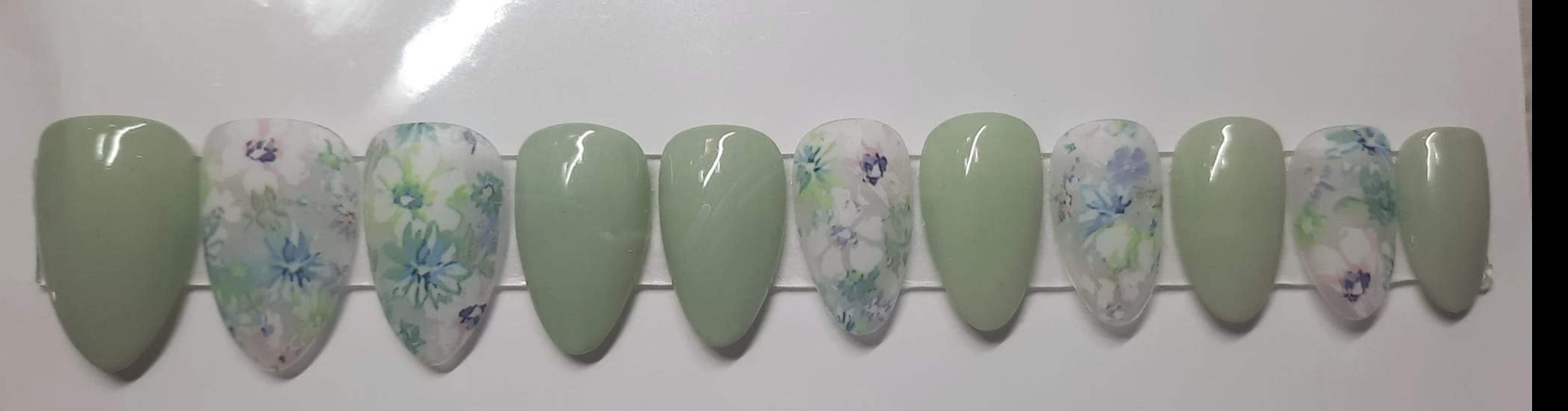 Designer Gel Press on Nails (24-26 Nails with Full Preparation Kit, Glue and Tabs)