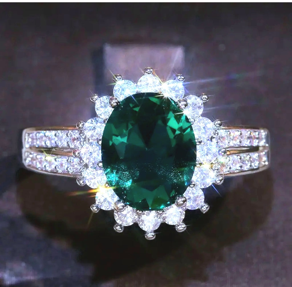 Rings Beautiful Emerald Zirconia Princess Cut. (No Tarnish)