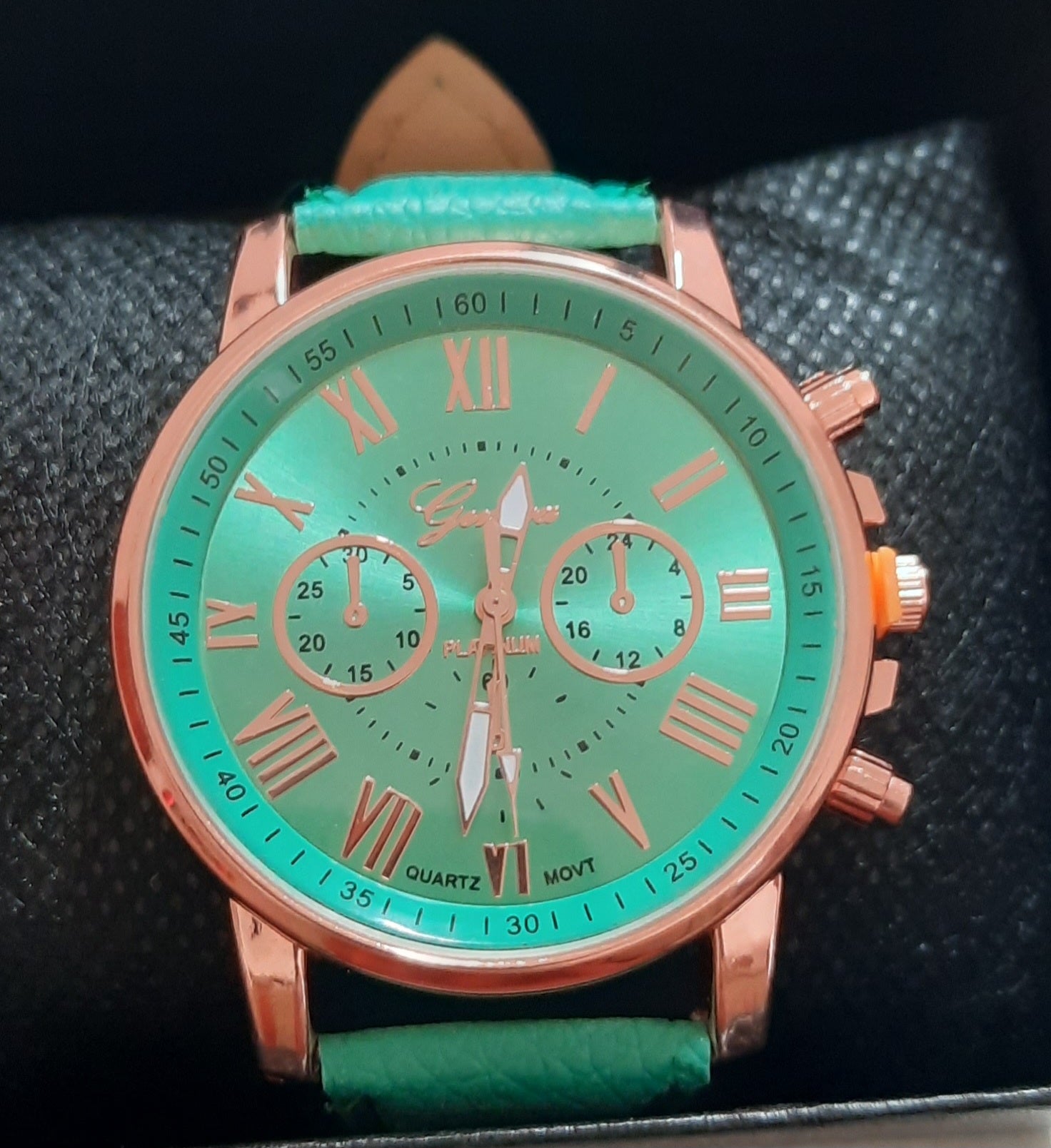 Watches Beautiful Quarts Watches to wear with you outfit of color ( adjustable )